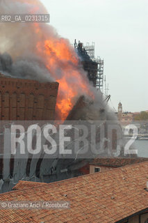 VENEZIA 15/04/03 - LINCENDIO DEL MULINO STUCKY © ARCHIVIO Graziano Arici/Rosebud2  / GIUDECCA / ARCHEOLOGIA INDUSTRIALE