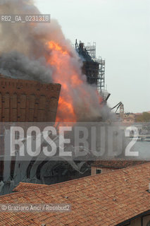 VENEZIA 15/04/03 - LINCENDIO DEL MULINO STUCKY © ARCHIVIO Graziano Arici/Rosebud2  / GIUDECCA / ARCHEOLOGIA INDUSTRIALE