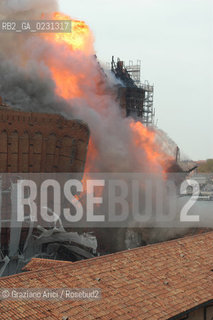 VENEZIA 15/04/03 - LINCENDIO DEL MULINO STUCKY © ARCHIVIO Graziano Arici/Rosebud2  / GIUDECCA / ARCHEOLOGIA INDUSTRIALE