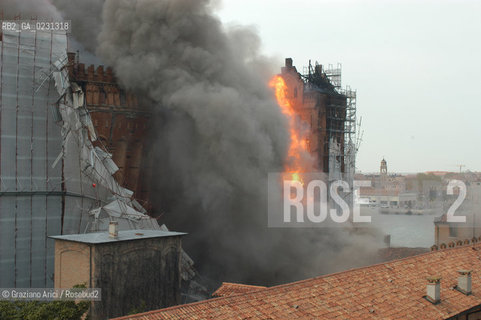VENEZIA 15/04/03 - LINCENDIO DEL MULINO STUCKY © ARCHIVIO Graziano Arici/Rosebud2  / GIUDECCA / ARCHEOLOGIA INDUSTRIALE