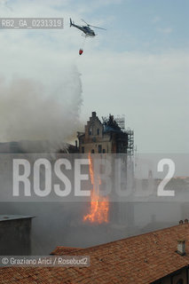 VENEZIA 15/04/03 - LINCENDIO DEL MULINO STUCKY © ARCHIVIO Graziano Arici/Rosebud2  / GIUDECCA / ARCHEOLOGIA INDUSTRIALE