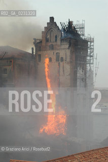 VENEZIA 15/04/03 - LINCENDIO DEL MULINO STUCKY © ARCHIVIO Graziano Arici/Rosebud2  / GIUDECCA / ARCHEOLOGIA INDUSTRIALE