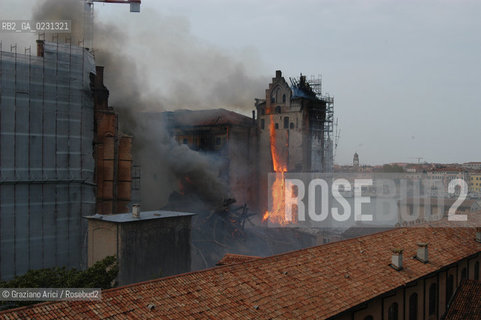 VENEZIA 15/04/03 - LINCENDIO DEL MULINO STUCKY © ARCHIVIO Graziano Arici/Rosebud2  / GIUDECCA / ARCHEOLOGIA INDUSTRIALE