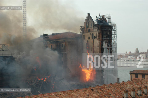 VENEZIA 15/04/03 - LINCENDIO DEL MULINO STUCKY © ARCHIVIO Graziano Arici/Rosebud2  / GIUDECCA / ARCHEOLOGIA INDUSTRIALE