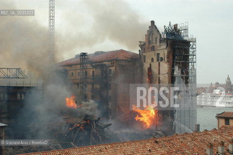 VENEZIA 15/04/03 - LINCENDIO DEL MULINO STUCKY © ARCHIVIO Graziano Arici/Rosebud2  / GIUDECCA / ARCHEOLOGIA INDUSTRIALE
