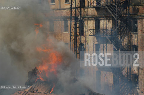 VENEZIA 15/04/03 - LINCENDIO DEL MULINO STUCKY © ARCHIVIO Graziano Arici/Rosebud2  / GIUDECCA / ARCHEOLOGIA INDUSTRIALE