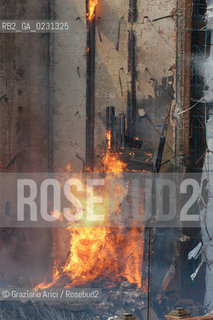 VENEZIA 15/04/03 - LINCENDIO DEL MULINO STUCKY © ARCHIVIO Graziano Arici/Rosebud2  / GIUDECCA / ARCHEOLOGIA INDUSTRIALE