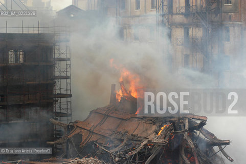 VENEZIA 15/04/03 - LINCENDIO DEL MULINO STUCKY © ARCHIVIO Graziano Arici/Rosebud2  / GIUDECCA / ARCHEOLOGIA INDUSTRIALE
