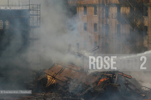 VENEZIA 15/04/03 - LINCENDIO DEL MULINO STUCKY © ARCHIVIO Graziano Arici/Rosebud2  / GIUDECCA / ARCHEOLOGIA INDUSTRIALE