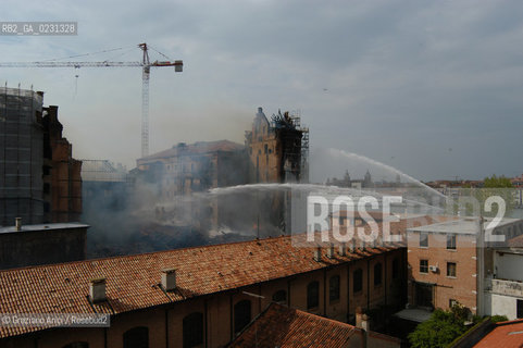 VENEZIA 15/04/03 - LINCENDIO DEL MULINO STUCKY © ARCHIVIO Graziano Arici/Rosebud2  / GIUDECCA / ARCHEOLOGIA INDUSTRIALE