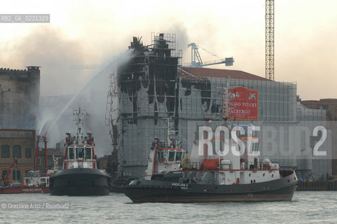VENEZIA 15/04/03 - LINCENDIO DEL MULINO STUCKY © ARCHIVIO Graziano Arici/Rosebud2  / GIUDECCA / ARCHEOLOGIA INDUSTRIALE