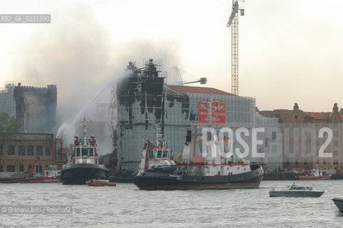 VENEZIA 15/04/03 - LINCENDIO DEL MULINO STUCKY © ARCHIVIO Graziano Arici/Rosebud2  / GIUDECCA / ARCHEOLOGIA INDUSTRIALE