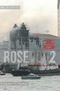 VENEZIA 15/04/03 - LINCENDIO DEL MULINO STUCKY © ARCHIVIO Graziano Arici/Rosebud2  / GIUDECCA / ARCHEOLOGIA INDUSTRIALE