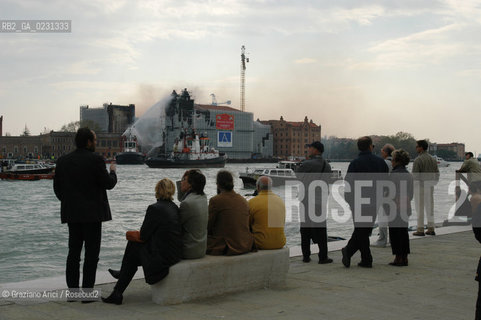 VENEZIA 15/04/03 - LINCENDIO DEL MULINO STUCKY © ARCHIVIO Graziano Arici/Rosebud2  / GIUDECCA / ARCHEOLOGIA INDUSTRIALE