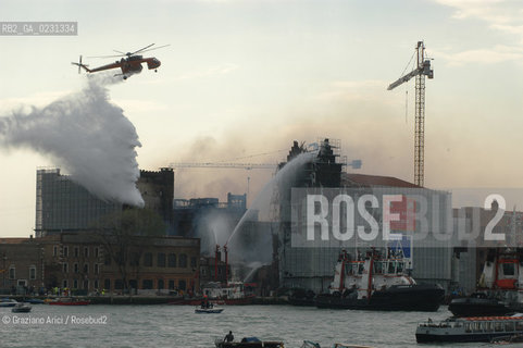 VENEZIA 15/04/03 - LINCENDIO DEL MULINO STUCKY © ARCHIVIO Graziano Arici/Rosebud2  / GIUDECCA / ARCHEOLOGIA INDUSTRIALE