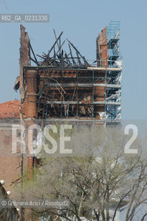 VENEZIA 15/04/03 - LINCENDIO DEL MULINO STUCKY © ARCHIVIO Graziano Arici/Rosebud2  / GIUDECCA / ARCHEOLOGIA INDUSTRIALE