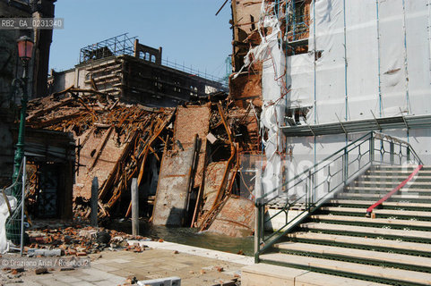 VENEZIA 15/04/03 - LINCENDIO DEL MULINO STUCKY © ARCHIVIO Graziano Arici/Rosebud2  / GIUDECCA / ARCHEOLOGIA INDUSTRIALE