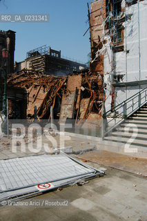 VENEZIA 15/04/03 - LINCENDIO DEL MULINO STUCKY © ARCHIVIO Graziano Arici/Rosebud2  / GIUDECCA / ARCHEOLOGIA INDUSTRIALE