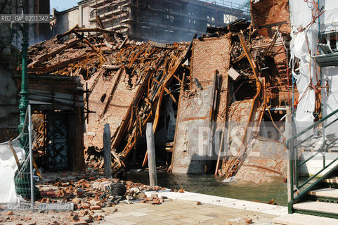 VENEZIA 15/04/03 - LINCENDIO DEL MULINO STUCKY © ARCHIVIO Graziano Arici/Rosebud2  / GIUDECCA / ARCHEOLOGIA INDUSTRIALE