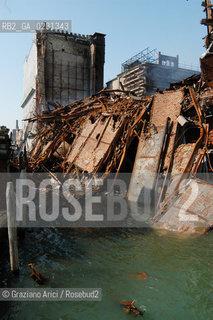 VENEZIA 15/04/03 - LINCENDIO DEL MULINO STUCKY © ARCHIVIO Graziano Arici/Rosebud2  / GIUDECCA / ARCHEOLOGIA INDUSTRIALE