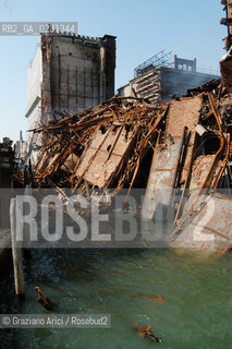 VENEZIA 15/04/03 - LINCENDIO DEL MULINO STUCKY © ARCHIVIO Graziano Arici/Rosebud2  / GIUDECCA / ARCHEOLOGIA INDUSTRIALE