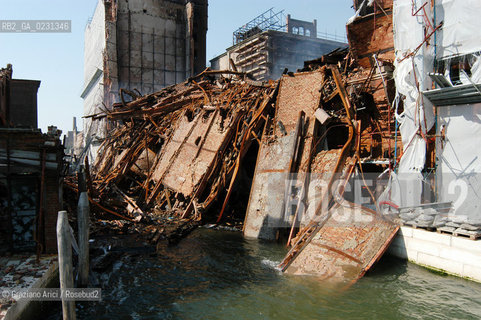 VENEZIA 15/04/03 - LINCENDIO DEL MULINO STUCKY © ARCHIVIO Graziano Arici/Rosebud2  / GIUDECCA / ARCHEOLOGIA INDUSTRIALE