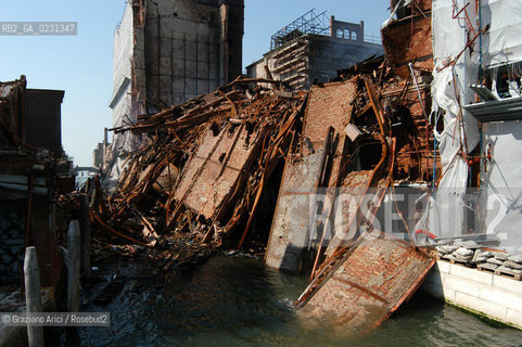VENEZIA 15/04/03 - LINCENDIO DEL MULINO STUCKY © ARCHIVIO Graziano Arici/Rosebud2  / GIUDECCA / ARCHEOLOGIA INDUSTRIALE