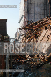 VENEZIA 15/04/03 - LINCENDIO DEL MULINO STUCKY © ARCHIVIO Graziano Arici/Rosebud2  / GIUDECCA / ARCHEOLOGIA INDUSTRIALE