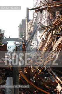 VENEZIA 15/04/03 - LINCENDIO DEL MULINO STUCKY © ARCHIVIO Graziano Arici/Rosebud2  / GIUDECCA / ARCHEOLOGIA INDUSTRIALE