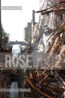 VENEZIA 15/04/03 - LINCENDIO DEL MULINO STUCKY © ARCHIVIO Graziano Arici/Rosebud2  / GIUDECCA / ARCHEOLOGIA INDUSTRIALE