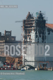 VENEZIA 15/04/03 - LINCENDIO DEL MULINO STUCKY © ARCHIVIO Graziano Arici/Rosebud2  / GIUDECCA / ARCHEOLOGIA INDUSTRIALE