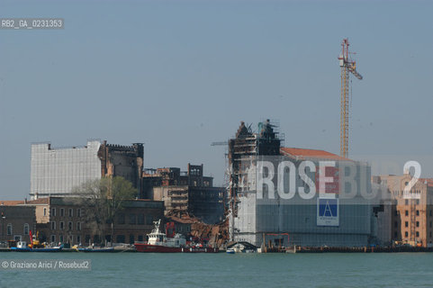 VENEZIA 15/04/03 - LINCENDIO DEL MULINO STUCKY © ARCHIVIO Graziano Arici/Rosebud2  / GIUDECCA / ARCHEOLOGIA INDUSTRIALE