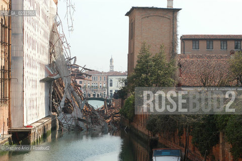 VENEZIA 17/04/03 - LINCENDIO DEL MULINO STUCKY © ARCHIVIO Graziano Arici/Rosebud2  / GIUDECCA / ARCHEOLOGIA INDUSTRIALE