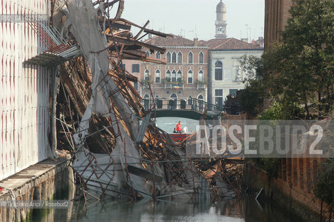VENEZIA 17/04/03 - LINCENDIO DEL MULINO STUCKY © ARCHIVIO Graziano Arici/Rosebud2  / GIUDECCA / ARCHEOLOGIA INDUSTRIALE