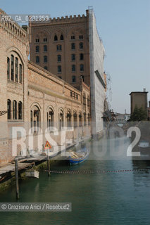 VENEZIA 17/04/03 - LINCENDIO DEL MULINO STUCKY © ARCHIVIO Graziano Arici/Rosebud2  / GIUDECCA / ARCHEOLOGIA INDUSTRIALE