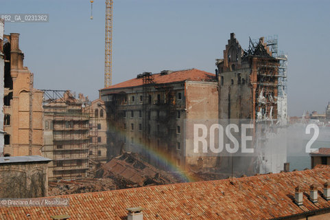 VENEZIA 17/04/03 - LINCENDIO DEL MULINO STUCKY © ARCHIVIO Graziano Arici/Rosebud2  / GIUDECCA / ARCHEOLOGIA INDUSTRIALE