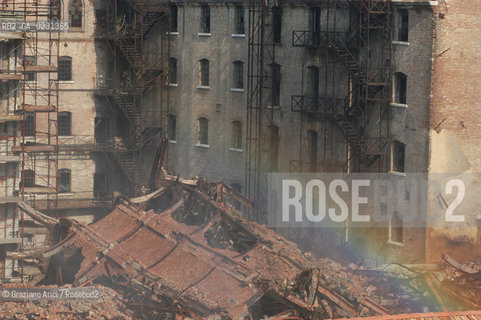 VENEZIA 17/04/03 - LINCENDIO DEL MULINO STUCKY © ARCHIVIO Graziano Arici/Rosebud2  / GIUDECCA / ARCHEOLOGIA INDUSTRIALE