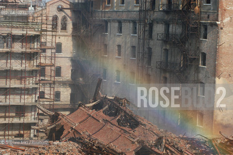 VENEZIA 17/04/03 - LINCENDIO DEL MULINO STUCKY © ARCHIVIO Graziano Arici/Rosebud2  / GIUDECCA / ARCHEOLOGIA INDUSTRIALE