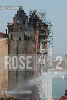 VENEZIA 17/04/03 - LINCENDIO DEL MULINO STUCKY © ARCHIVIO Graziano Arici/Rosebud2  / GIUDECCA / ARCHEOLOGIA INDUSTRIALE
