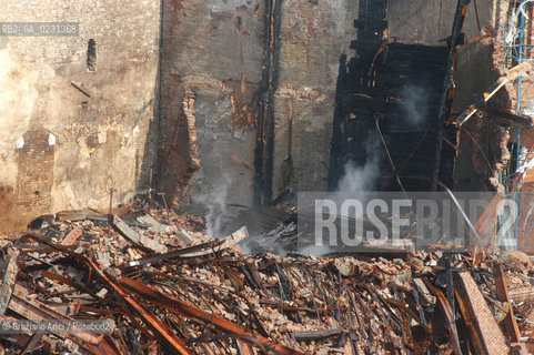 VENEZIA 17/04/03 - LINCENDIO DEL MULINO STUCKY © ARCHIVIO Graziano Arici/Rosebud2  / GIUDECCA / ARCHEOLOGIA INDUSTRIALE