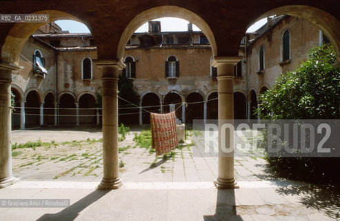 CHIOSTRO DELLA CHIESA DI S.PIETRO DI CASTELLO  - ©Graziano Arici/Rosebud2 / ABITAZIONE IMPROPRIA