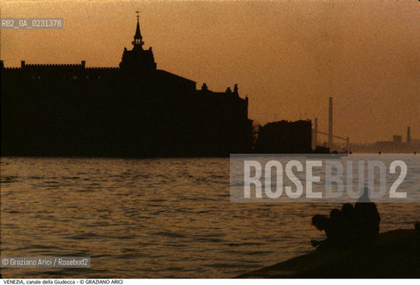 Localizzazione:..VENEZIA / DORSODURO..Oggetto:..Soggetto:..CANALE DELLA GIUDECCA MULINO STUCKY PORTO MARGHERA TRAMONTO..Cronologia: ....Definizione Culturale:..   Autore: ..   Stile:..   Editori/Stampatori:..   Committenza:..Materia e Tecnica:..Collocazione:..Note:..BARCHE E CANALI..Riproduzione Fotografica:..Graziano Arici/Rosebud2 .Copyright:..Graziano Arici/Rosebud2 .Data:..1985..Costo:..A..