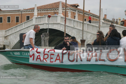 VENEZIA 14/05/03 -  CONTESTAZIONE ALLA CERIMONIA DI INIZIO LAVORI SISTEMA MOSE PER LA DIFESA DI VENEZIA DALLE ACQUE ALTE LUCA CASARINI ©Graziano Arici/Rosebud2 / DIGA / MANIFESTAZIONE / NO GLOBAL