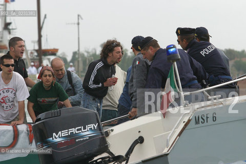 VENEZIA 14/05/03 -  CONTESTAZIONE ALLA CERIMONIA DI INIZIO LAVORI SISTEMA MOSE PER LA DIFESA DI VENEZIA DALLE ACQUE ALTE ©Graziano Arici/Rosebud2 / DIGA / MANIFESTAZIONE / NO GLOBAL