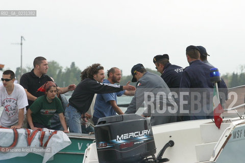 VENEZIA 14/05/03 -  CONTESTAZIONE ALLA CERIMONIA DI INIZIO LAVORI SISTEMA MOSE PER LA DIFESA DI VENEZIA DALLE ACQUE ALTE ©Graziano Arici/Rosebud2 / DIGA / MANIFESTAZIONE / NO GLOBAL
