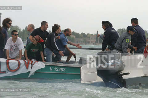 VENEZIA 14/05/03 -  CONTESTAZIONE ALLA CERIMONIA DI INIZIO LAVORI SISTEMA MOSE PER LA DIFESA DI VENEZIA DALLE ACQUE ALTE ©Graziano Arici/Rosebud2 / DIGA / MANIFESTAZIONE / NO GLOBAL