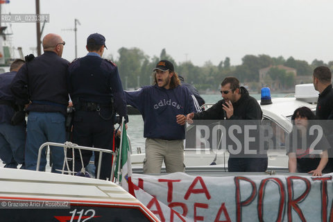 VENEZIA 14/05/03 -  CONTESTAZIONE ALLA CERIMONIA DI INIZIO LAVORI SISTEMA MOSE PER LA DIFESA DI VENEZIA DALLE ACQUE ALTE LUCA CASARINI ©Graziano Arici/Rosebud2 / DIGA / MANIFESTAZIONE / NO GLOBAL