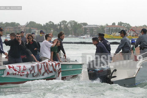 VENEZIA 14/05/03 -  CONTESTAZIONE ALLA CERIMONIA DI INIZIO LAVORI SISTEMA MOSE PER LA DIFESA DI VENEZIA DALLE ACQUE ALTE ©Graziano Arici/Rosebud2 / DIGA / MANIFESTAZIONE / NO GLOBAL