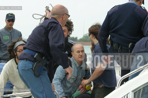 VENEZIA 14/05/03 -  CONTESTAZIONE ALLA CERIMONIA DI INIZIO LAVORI SISTEMA MOSE PER LA DIFESA DI VENEZIA DALLE ACQUE ALTE ©Graziano Arici/Rosebud2 / DIGA / MANIFESTAZIONE / NO GLOBAL