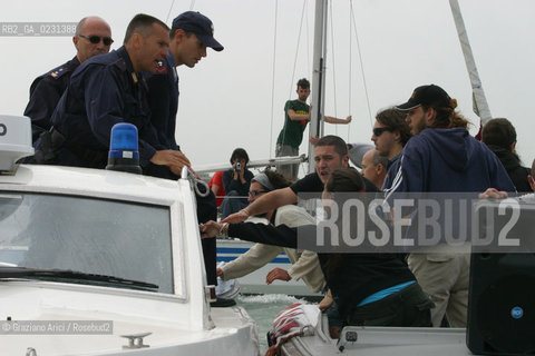 VENEZIA 14/05/03 -  CONTESTAZIONE ALLA CERIMONIA DI INIZIO LAVORI SISTEMA MOSE PER LA DIFESA DI VENEZIA DALLE ACQUE ALTE ©Graziano Arici/Rosebud2 / DIGA / MANIFESTAZIONE / NO GLOBAL